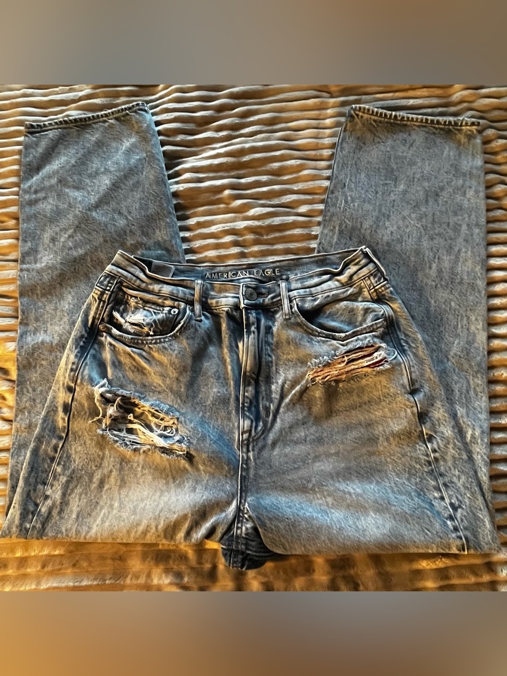 American Eagle Outfitters Light Wash Distressed Mom Jeans ♡